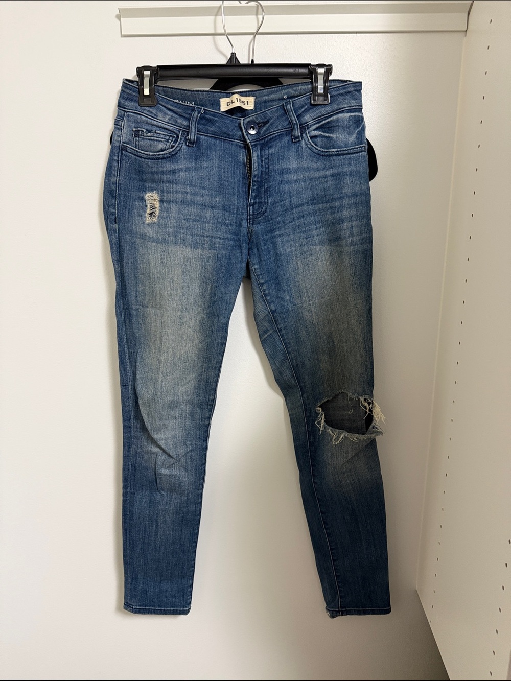 DL1961 Distressed Blue Women’s Low Rise Skinny Jeans.  Style- Emma Power Legging